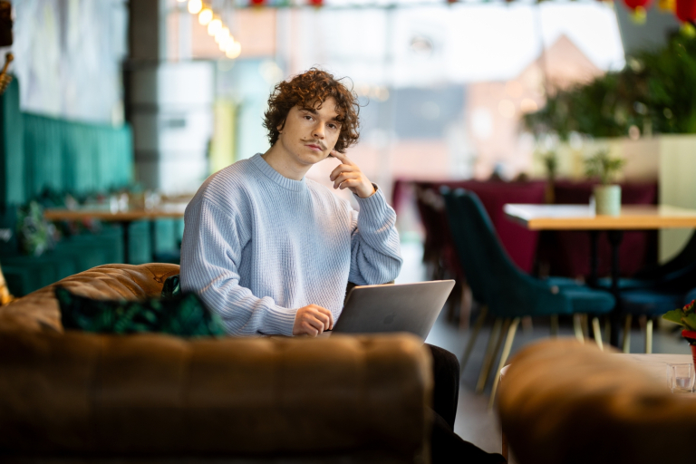 Programowanie aplikacji webowych | Studia II stopnia ze studiami podyplomowymi  | Uniwersytet WSB Merito w Gdańsku: student laptop