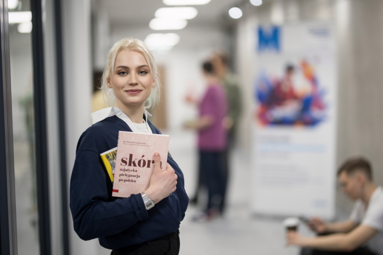 Psychologia kliniczna z psychoterapią | Studia jednolite magisterskie w Gdańsku | Uniwersytet WSB Merito w Gdańsku: studentka-ksiazka