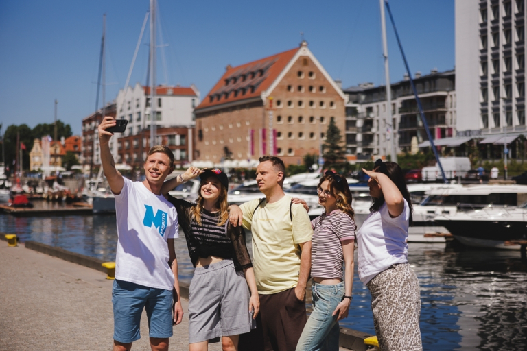Cyfrowy uniwersytet | Uniwersytet WSB Merito w Gdańsku: Studenci robią sobie selfie na marinie w Gdańsku