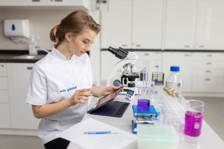 Kosmetologia | Studia I stopnia w Gdańsku | Uniwersytet WSB Merito w Gdańsku: studentka_laboratorium_kosmetologia