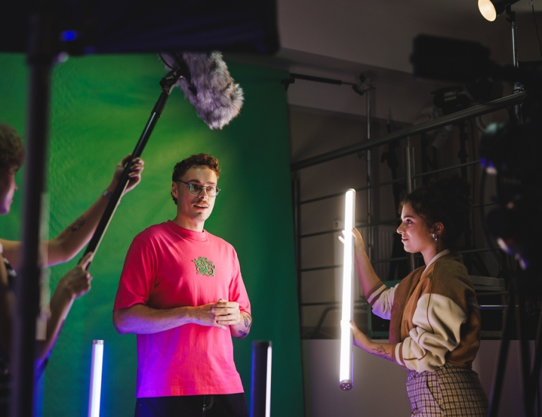 Multimedia i grafika komputerowa | Studia I stopnia w Gdańsku | Uniwersytet WSB Merito w Gdańsku: Studenci tworzą materiał video podczas zajęć w studio