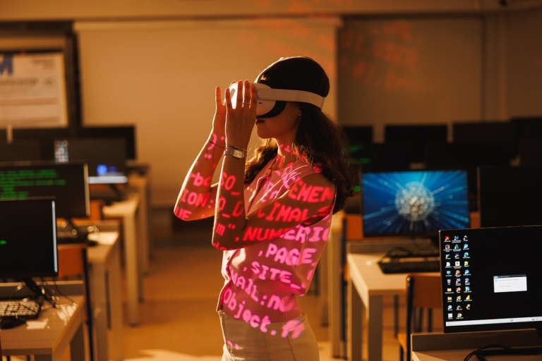 Psychologia w HR | Studia II stopnia ze studiami podyplomowymi  | Uniwersytet WSB Merito w Gdańsku: Dziewczyna w googlach VR