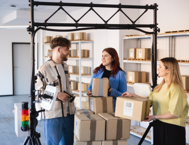 Logistyka - studia inżynierskie | Studia I stopnia w Gdańsku | Uniwersytet WSB Merito w Gdańsku: Studenci w magazynie z kartonami