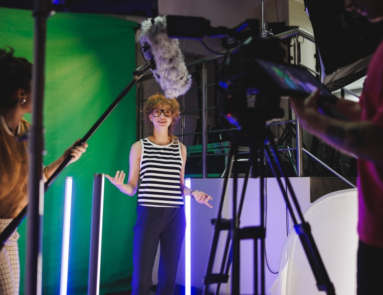 Edukacja dorosłych z animacją społeczno - kulturalną | Studia II stopnia w Gdańsku | Uniwersytet WSB Merito w Gdańsku: Studentka w studio podczas nagrania