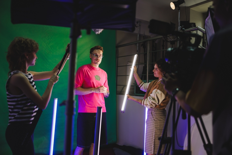 Fotografia i animacja cyfrowa | Studia I stopnia w Gdańsku | Uniwersytet WSB Merito w Gdańsku: Student przy nagrywkach