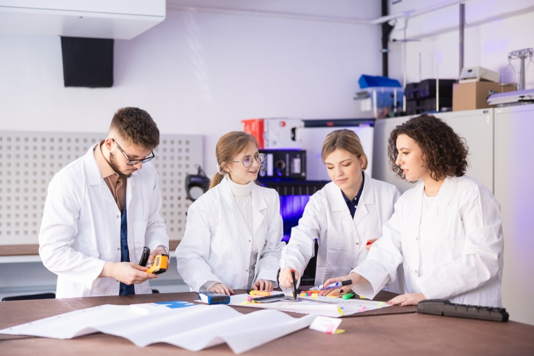 Seminarium kosmetologii z dr Rômulo Mêne | Uniwersytet WSB Merito w Gdańsku: Studenci w fartuchach