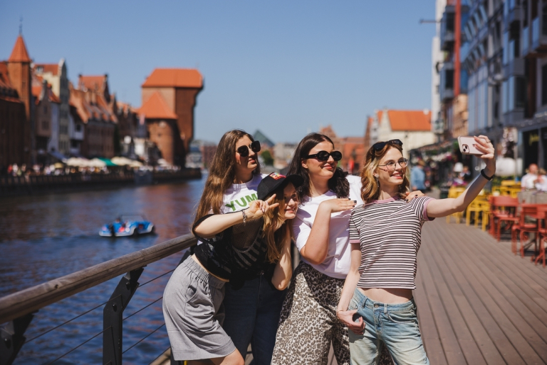 Kreowanie treści w mediach cyfrowych | Studia II stopnia w Gdańsku | Uniwersytet WSB Merito w Gdańsku: Selfie studentek przy Motławie i Żurawiu