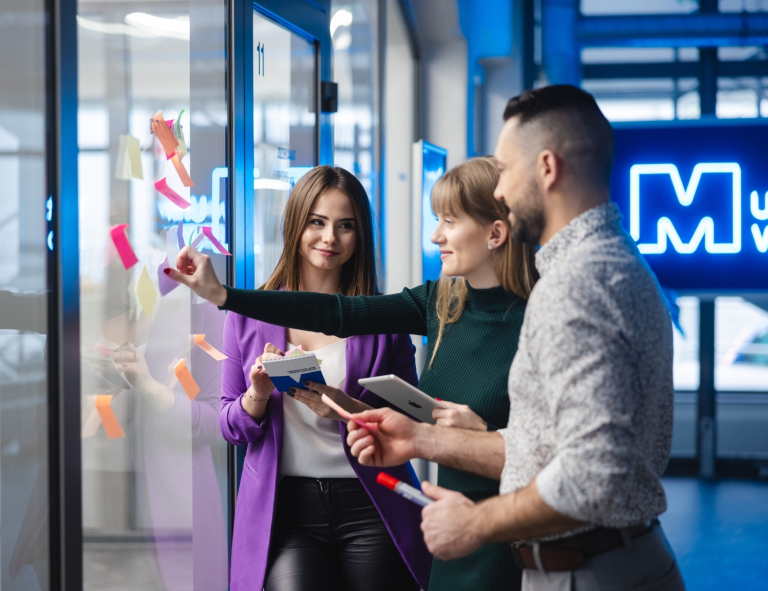 Konferencja: Twórczy nauczyciel – wyzwania i inspiracje. | Uniwersytet WSB Merito w Gdańsku: Studenci pracują nad zadaniem z użyciem kolorowych karteczek