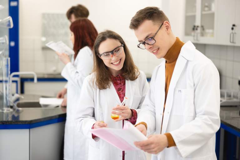 Centrum Szkoleń Medycznych | Uniwersytet WSB Merito w Gdańsku: Studenci w laboratorium przyglądają się raportom