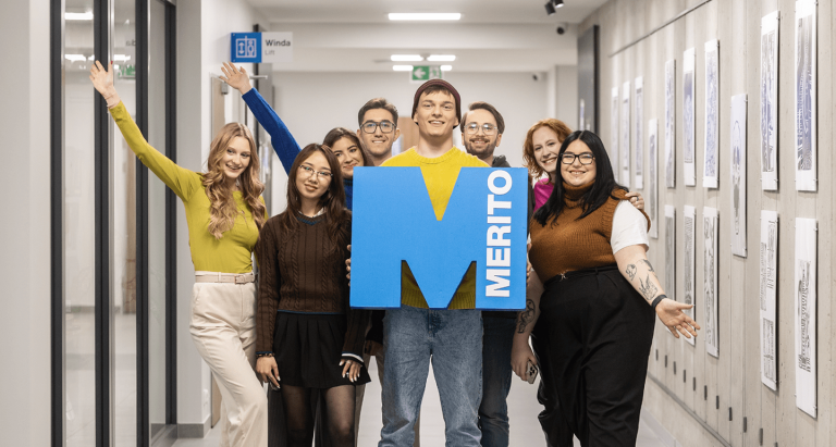 Samorząd studencki | Uniwersytet WSB Merito w Gdańsku: Studenci z logo Merito