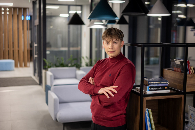 Lean Management z przygotowaniem do certyfikacji Green Belt | Studia podyplomowe w Gdańsku | Uniwersytet WSB Merito w Gdańsku: Student w bordowym swetrze na zdjęciu biznesowym