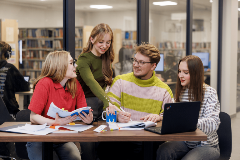 Szkoły | Uniwersytet WSB Merito w Gdańsku: Studenci pracują grupą nad zagadnieniem