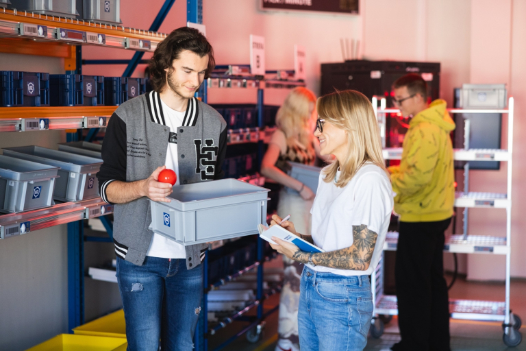 Projektowanie produktu i zarządzanie technologiami | Studia I stopnia w Gdańsku | Uniwersytet WSB Merito w Gdańsku: Studenci współpracują w magazynie