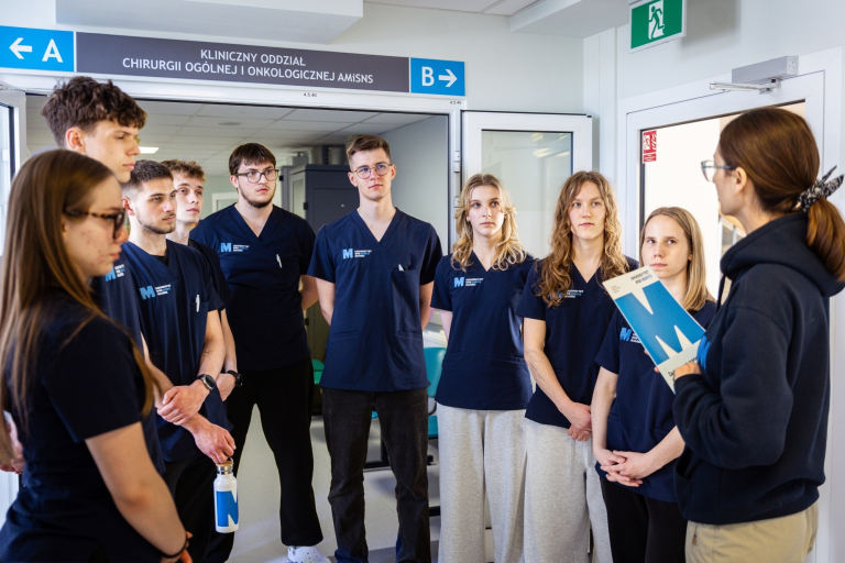 ESG w szpitalu i ochronie zdrowia – od wymagań do wdrożenia | Szkolenia i kursy w Gdańsku | Uniwersytet WSB Merito w Gdańsku: Grupa studentów uczelni na praktykach w szpitalu słucha wykładowcy