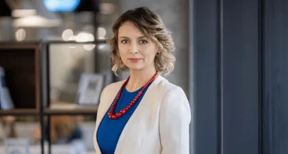 Władze uniwersytetu | Uniwersytet WSB Merito w Gdańsku: Zdjęcie kobiety z czerwonymi kolorami i beżową marynarką