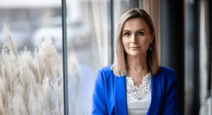 Władze uniwersytetu | Uniwersytet WSB Merito w Gdańsku: Kobieta w błękitnej marynarce 