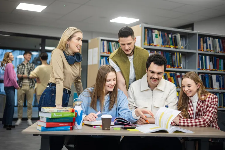 Psychologia zachowań konsumenckich | Studia I stopnia w Gdańsku | Uniwersytet WSB Merito w Gdańsku: Studenci w bibliotece podczas wspólnej przerwy