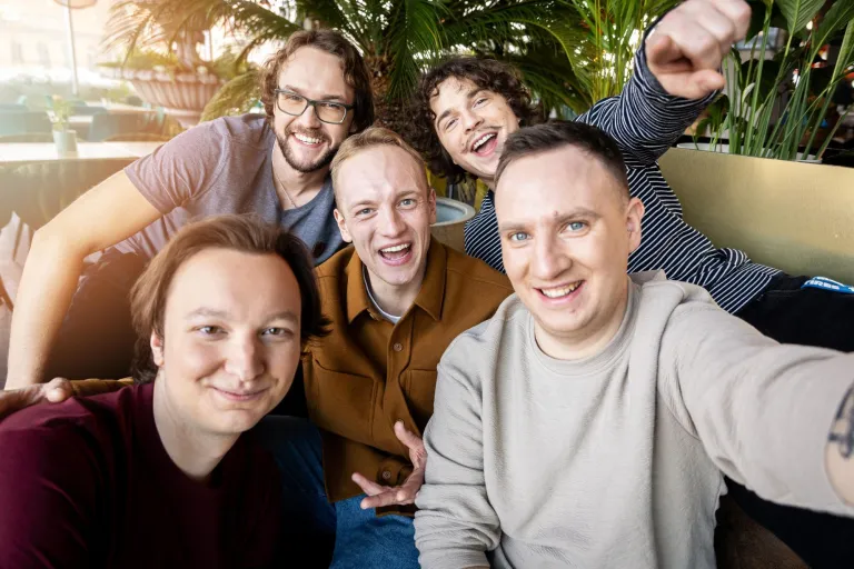 Pedagogika resocjalizacyjna z profilaktyką społeczną | Studia I stopnia w Gdańsku | Uniwersytet WSB Merito w Gdańsku: Selfie studentów z kawiarni