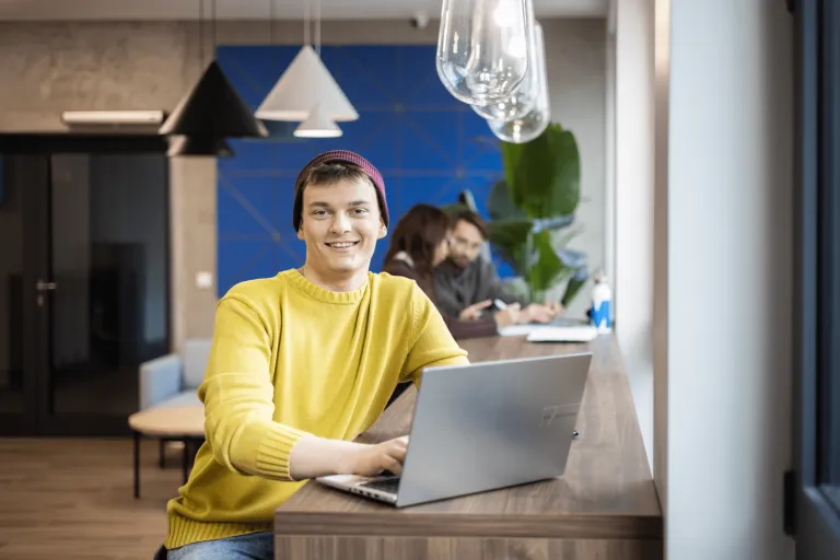 Psychokryminalistyka | Studia II stopnia ze studiami podyplomowymi  | Uniwersytet WSB Merito w Gdańsku: Student przy laptopie