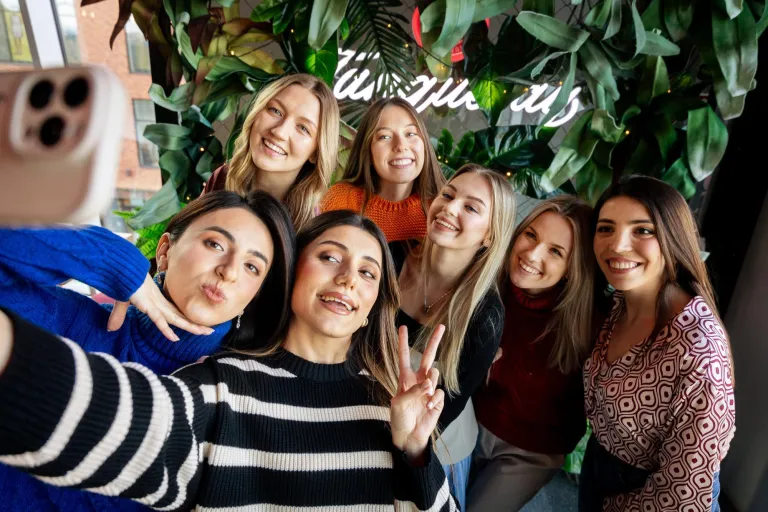 Zarządzanie zasobami ludzkimi | Studia II stopnia ze studiami podyplomowymi  | Uniwersytet WSB Merito w Gdańsku: Studentki w wolnym czasie, robią sobie selfie w grupie