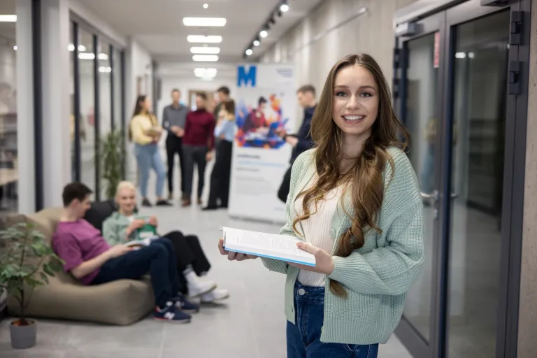 Zarządzanie w administracji publicznej | Studia II stopnia ze studiami podyplomowymi  | Uniwersytet WSB Merito w Gdańsku: ksiazka-studentka-na-korytarzu