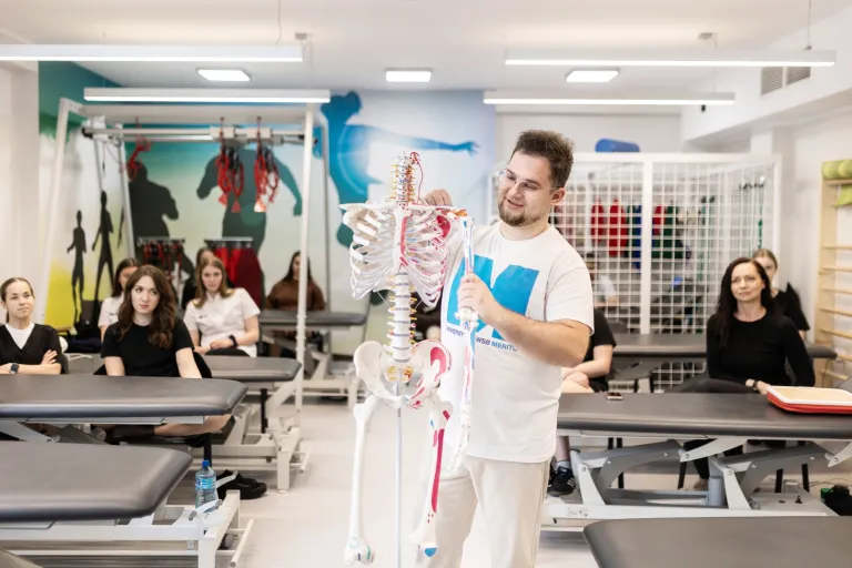 Fizjoterapia | Studia jednolite magisterskie w Gdańsku | Uniwersytet WSB Merito w Gdańsku: Wykładowca podczas zajęć z fizjoterapii pokazuje coś na szkielecie