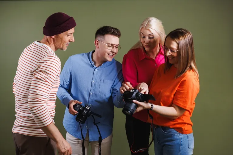Kreowanie treści w mediach cyfrowych | Studia II stopnia w Gdańsku | Uniwersytet WSB Merito w Gdańsku: Studenci podczas ćwiczeń z fotografii 