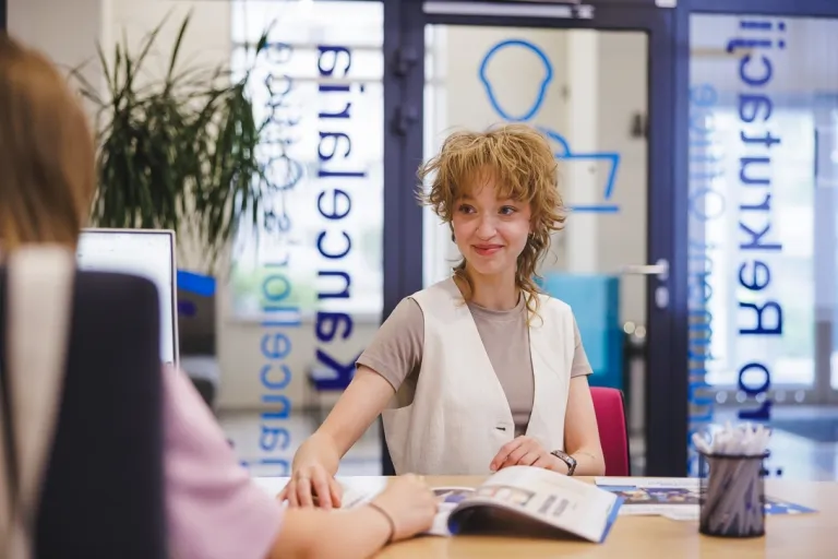 Rachunkowość i podatki | Studia I stopnia w Gdańsku | Uniwersytet WSB Merito w Gdańsku: Studentka w biurze rekrutacji