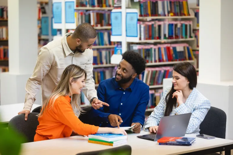 International tourism management | Studia II stopnia w Gdańsku | Uniwersytet WSB Merito w Gdańsku: Studenci w bibliotece podczas rozmowy