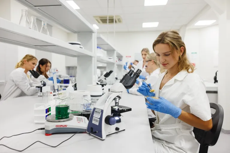 Kosmetologia | Studia I stopnia w Gdańsku | Uniwersytet WSB Merito w Gdańsku: Studentka podczas warsztatów w laboratorium z mikroskopami