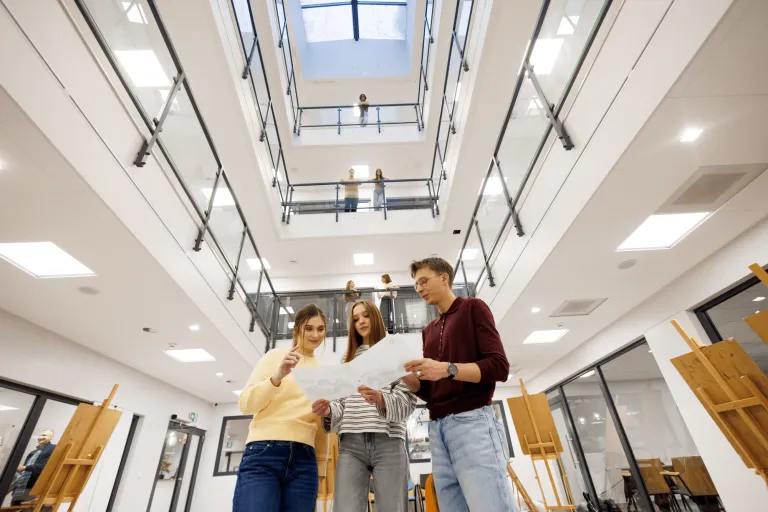 Investment psychology | Studia I stopnia w Gdańsku | Uniwersytet WSB Merito w Gdańsku: Studenci w przestrzeni atrium