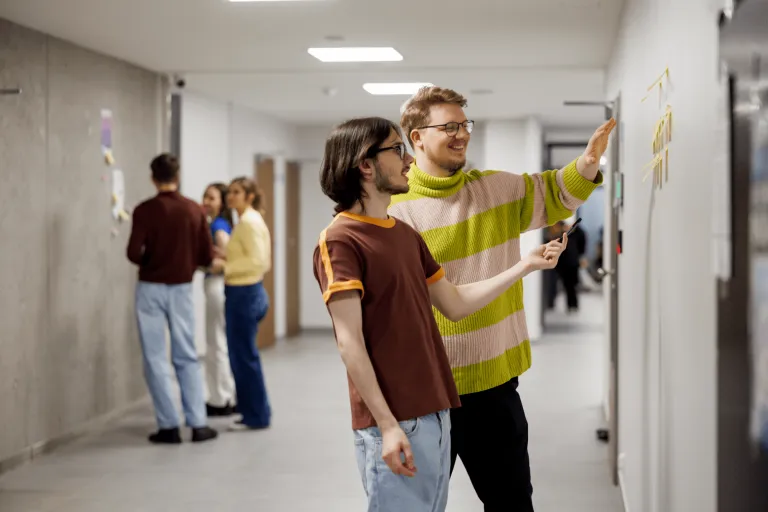 Bezpieczeństwo ekonomiczne i przeciwdziałanie przestępczości finansowej | Studia II stopnia ze studiami podyplomowymi  | Uniwersytet WSB Merito w Gdańsku: Studenci w korytarzu podczas warsztatów 