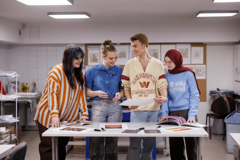 Interaktywna grafika cyfrowa | Studia I stopnia w Gdańsku | Uniwersytet WSB Merito w Gdańsku: Studenci w laboratorium graficznym podczas warsztatów