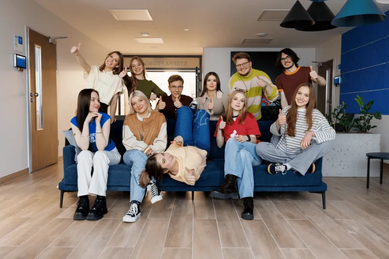 Podologia | Studia II stopnia w Gdańsku | Uniwersytet WSB Merito w Gdańsku: Zdjęcie grupowe studentów na kanapie