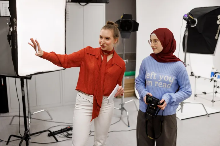 Komunikacja wizualna i nowe media | Studia I stopnia w Gdańsku | Uniwersytet WSB Merito w Gdańsku: Studentki podczas zajęć w atelier fotograficznym