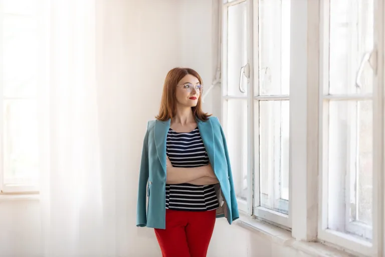 Fashion design | Studia I stopnia w Gdańsku | Uniwersytet WSB Merito w Gdańsku: Wykładowczyni w jasnej przestrzeni 