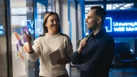 Programista Python Developer | Uniwersytet WSB Merito Gdynia: Kobieta i mężczyzna na Uniwersytecie WSB Merito podczas rozmowy biznesowej