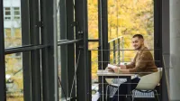 Projektowanie interfejsów graficznych | Uniwersytet WSB Merito Gdynia: chlopak-siedzacy-na-przeszkolnym-balkonie
