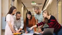 Inżynieria systemów logistycznych | Studia I stopnia w Gdyni | Uniwersytet WSB Merito Gdynia: studenci na uczelni w czasie rozmowy