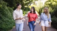 Filologia | Studia I stopnia w Gdyni | Uniwersytet WSB Merito Gdynia: Trójka studentów na spacerze w parku