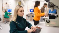 Informatyka | Studia I stopnia w Gdyni | Uniwersytet WSB Merito Gdynia: Studentka w pracowni komputerowej