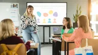 Pedagogika opiekuńczo-wychowawcza z elementami edukacji międzykulturowej | Studia I stopnia w Gdyni | Uniwersytet WSB Merito Gdynia: studenci i wykładowca w sali