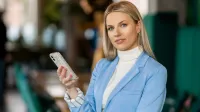 Zarządzanie - studia 3-semestralne | Studia II stopnia w Gdyni | Uniwersytet WSB Merito Gdynia: Studentka biznesu z telefonem