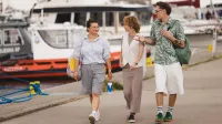 Bezpieczeństwo morskie i ochrona portów | Studia I stopnia w Gdyni | Uniwersytet WSB Merito Gdynia: Studenci przechodzą koło mariny w Gdyni