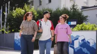 Psychologia biznesu | Studia jednolite magisterskie w Gdyni | Uniwersytet WSB Merito Gdynia: Studenci wychodzą z kampusu w Gdyni
