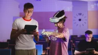 Negocjacje i mediacje | Studia I stopnia w Gdyni | Uniwersytet WSB Merito Gdynia: Studenci podczas zajęć z użyciem VR
