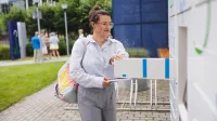 Artificial intelligence. Machine learning | Studia podyplomowe w Gdyni | Uniwersytet WSB Merito Gdynia: Studentka wyjmuje książki z książkomatu