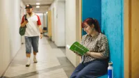Finanse i rachunkowość - studia 3-semestralne | Studia II stopnia w Gdyni | Uniwersytet WSB Merito Gdynia: Student idzie przez korytarz w budynku Uniwersytetu w Gdyni