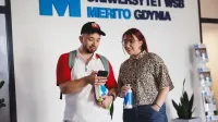 Poznaj nas | Uniwersytet WSB Merito Gdynia: Student i studentka w holu Uniwersytetu WSB Merito Gdynia