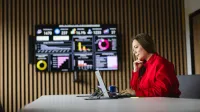 Nowoczesne przywództwo, zarządzanie oparte na danych i skuteczne projekty – liderzy Publicznych Służb Zatrudniania w działaniu | Studia podyplomowe w Gdyni | Uniwersytet WSB Merito Gdynia: Kobieta na spotkaniu online, w tle ekran z wykresami